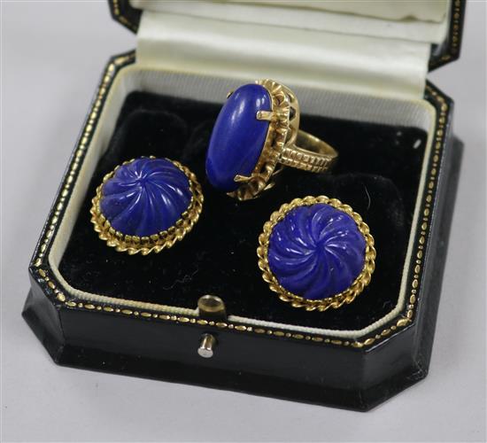 A yellow metal and lapis lazuli oval dress ring and a pair of 9ct gold and lapis lazuli earclips.